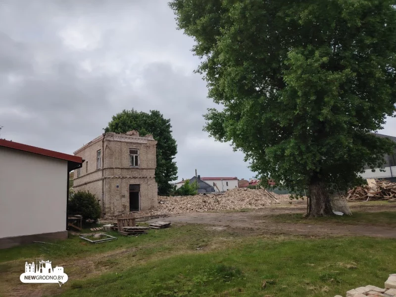 Реконструкция по-гродненски: столетний дом в центре Гродно разобрали на кирпичи 