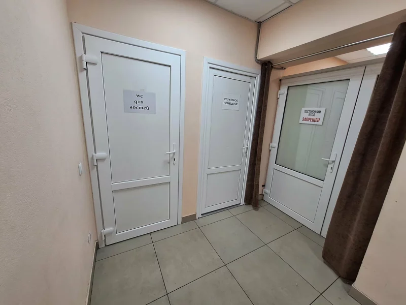 Общественных туалетов в центре Гродно стало меньше. Люди жалуются на очереди 