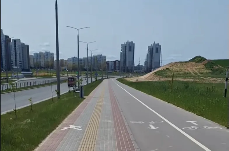 Падзеленыя, адведзеная «хваляй», ідзе побач. Як у новым мікрараёне Гродна вырашаюць пытанне з веласцежкай