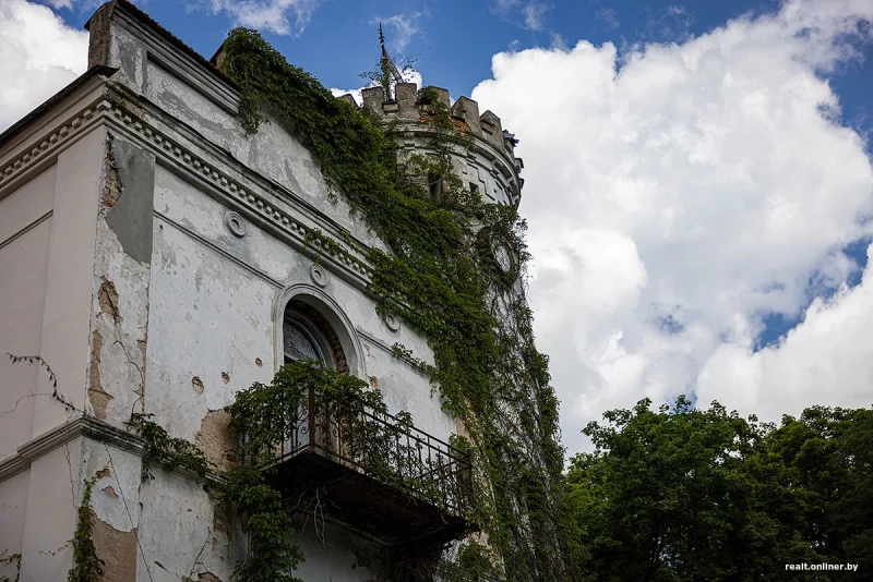 Усадьба Сегеней в Красках принимает посетителей, но попасть внутрь не получится