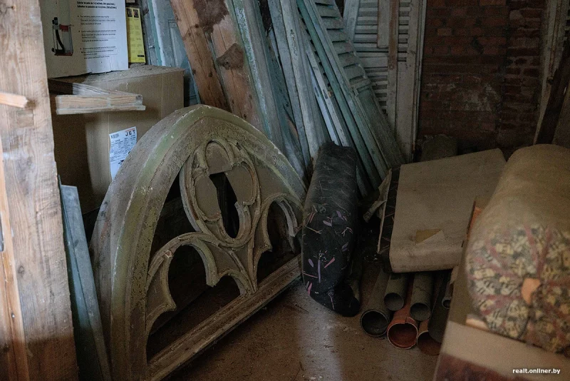 Усадьба Сегеней в Красках принимает посетителей, но попасть внутрь не получится