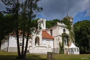 Усадьба Сегеней в Красках принимает посетителей, но попасть внутрь не получится  