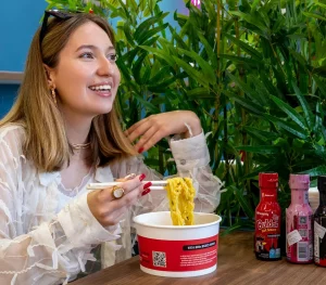 «Как в Корее — всё сам»: в Гродно открылась первая рамённая самообслуживания Рамённая "Джонго" на улице Маркса в Гродно. Фото: instagram.com/djongo_grodno