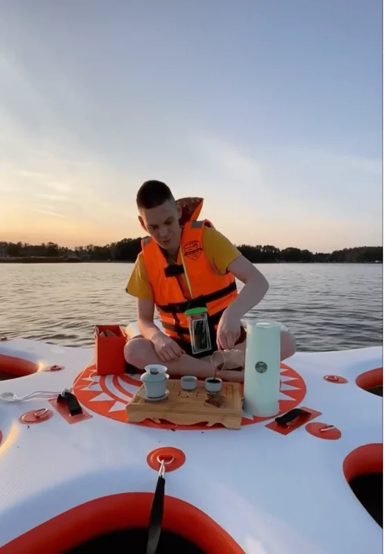 Гродненец проводит чайные церемонии и йогу на воде 