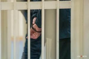 На курсах “Мова Нанова” в Волковыске задержали 35 человек, у некоторых сняли отпечатки пальцев суд наручники