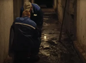 «Памперсы, очистки, тряпки» — коммунальники пожаловались, что гродненцы бросают в унитаз