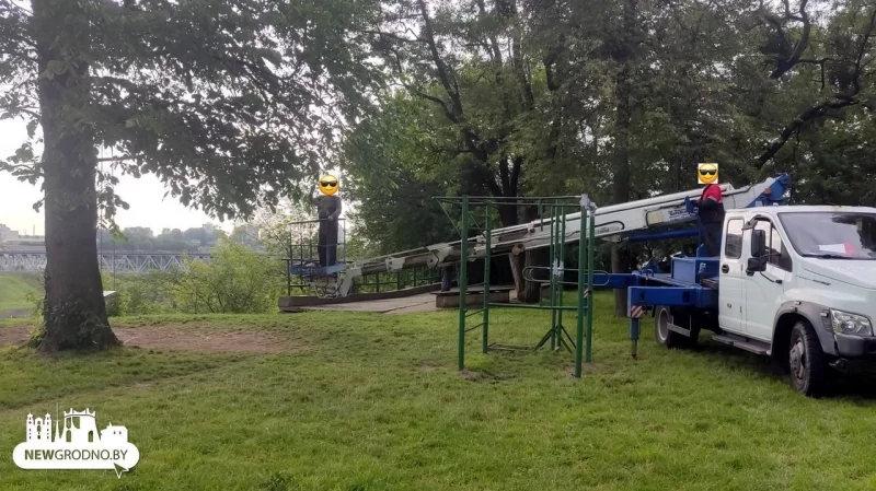 В Гродно коммунальники убрали популярные, но не согласованные качели с видом на город