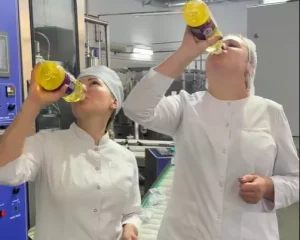 Лукашенко отпил рапсовое масло из бутылки. Бюджетники бросились за ним повторять масло тренд