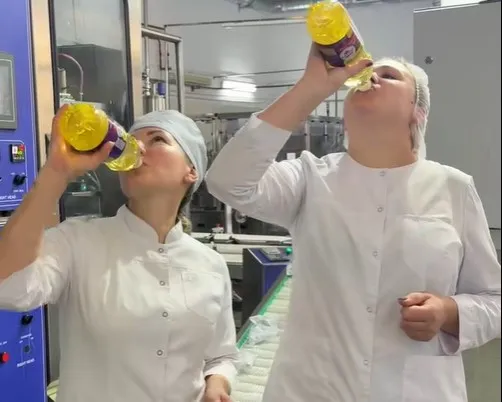 Лукашенко отпил рапсовое масло из бутылки. Бюджетники бросились за ним повторять масло тренд