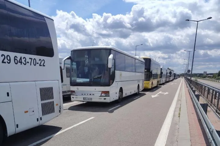 Транспортная инспекция и перевозчики ругают подсадки на границе: их хотят запретить Очередь автобусов на выезд из Польши через пункт пропуска «Тересполь». 28 июня 2025 года. Фото пользователь одного из чатов по пересечению границы, опубликовано на "Зеркало"