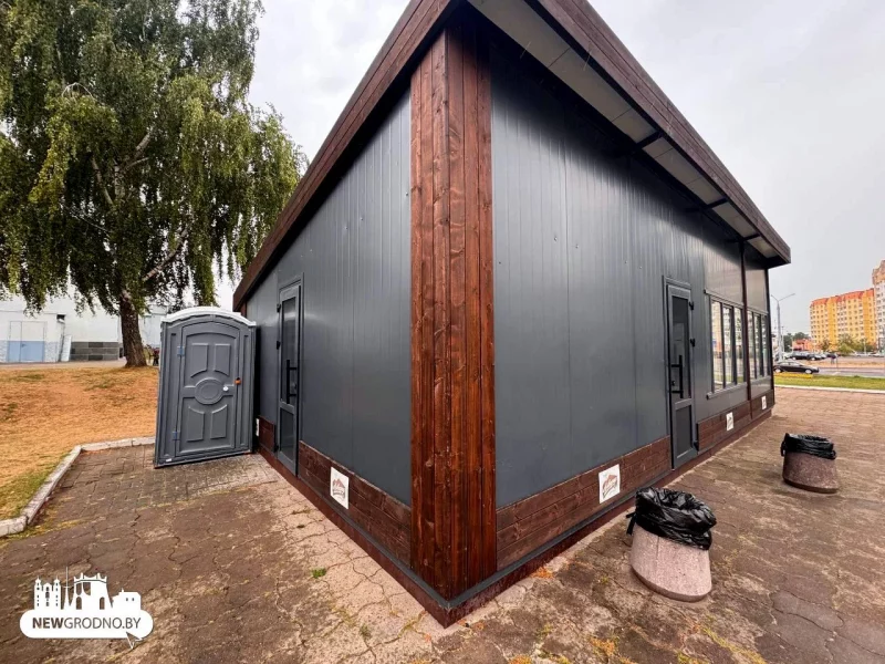 Наведвальнікі кафэ ў Гродне спраўлялі малую патрэбу "ў ёлках". Пасля скаргаў там устанавілі біяпрыбіральню