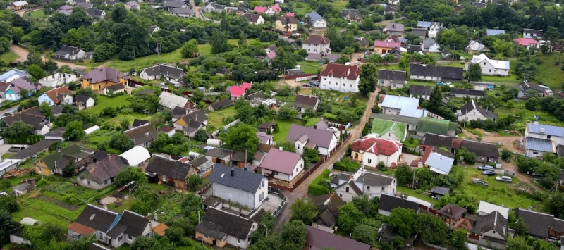 “Средств нет, а праздники организуют”. В Лососно годами затапливает дома из-за плохой дороги, но власти не решают проблему 