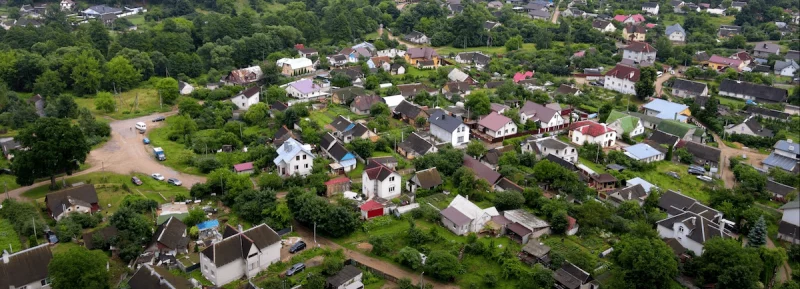 “Средств нет, а праздники организуют”. В Лососно годами затапливает дома из-за плохой дороги, но власти не решают проблему 