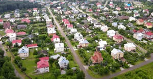 “Средств нет, а праздники организуют”. В Лососно годами затапливает дома из-за плохой дороги, но власти не решают проблему Лососно в Гродно, 2021 год. Скриншот Hrodna.life из видео YouTube-аккаунта "Михалыч"