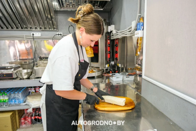 У Гродне адкрылася шаўрмічная з тэрасай на даху. Яе палюбілі кіроўцы