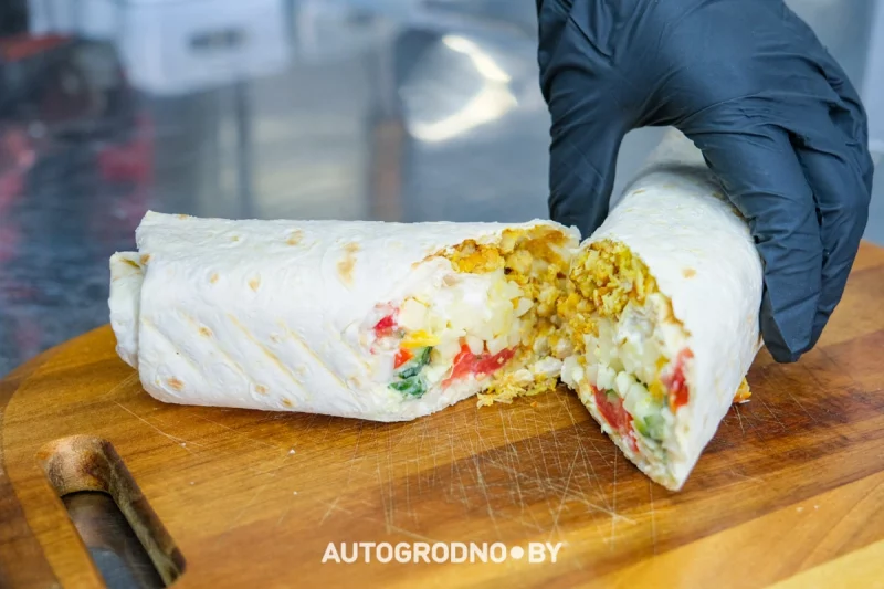 У Гродне адкрылася шаўрмічная з тэрасай на даху. Яе палюбілі кіроўцы