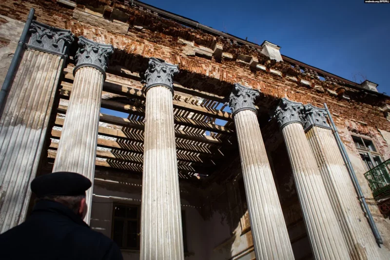 Строительство гостиницы и палатка для туристов: как восстанавливают усадьбу в Жемыславле Дворец Умястовских в Жемыславле