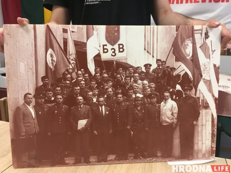 Фото 1991 года с учредительного собрания БВЗ (Беларускае згуртаванне вайскоўцаў) - объединения офицеров под руководством Николая Статкевича