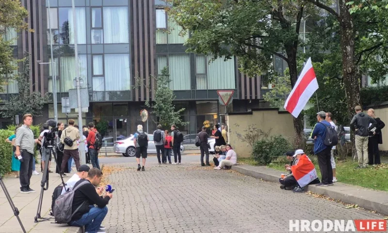 В Вильнюсе встречают Павла Можейко и других освобожденных 11 сентября политзаключенных (обновлено) Посольство США в Вильнюсе, 11 сентября 2025. Фото: Hrodna.life