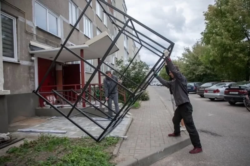 В Сморгони жители установили самодельную велостоянку у подъезда. Белорусы спорят, как скоро строителей оштрафуют 