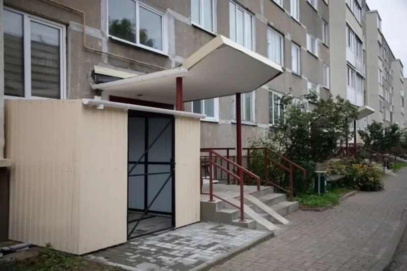 В Сморгони жители установили самодельную велостоянку у подъезда. Белорусы спорят, как скоро строителей оштрафуют 