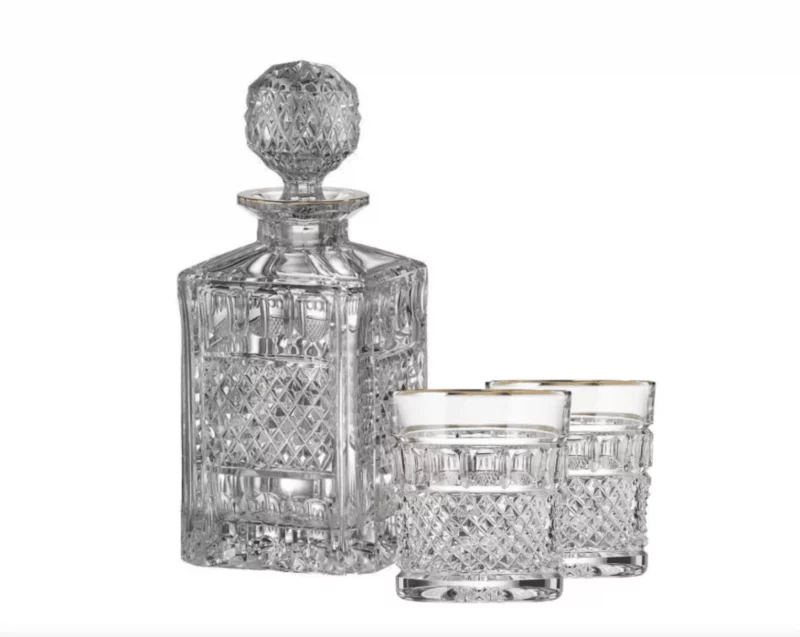 Стеклозавод «Неман» продает хрустальный набор за почти 4 тыс. руб. — белорусы удивлены 