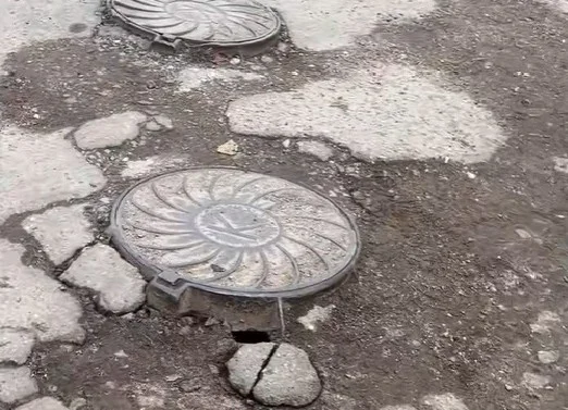 “Полнейший игнор двора”. Жители дома по улице Брикеля жалуются на разбитую дорогу в трещинах, дырах и ямах