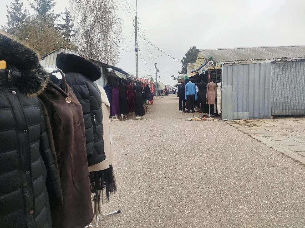 „Без белорусов трудно“. Как Кавалерийский рынок в Белостоке (не) оживает после открытия границ