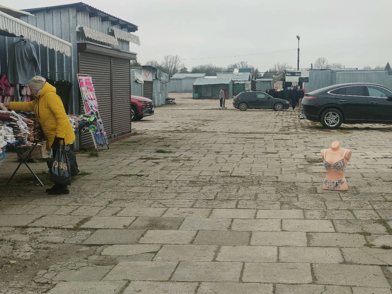 „Без белорусов трудно“. Как Кавалерийский рынок в Белостоке (не) оживает после открытия границ