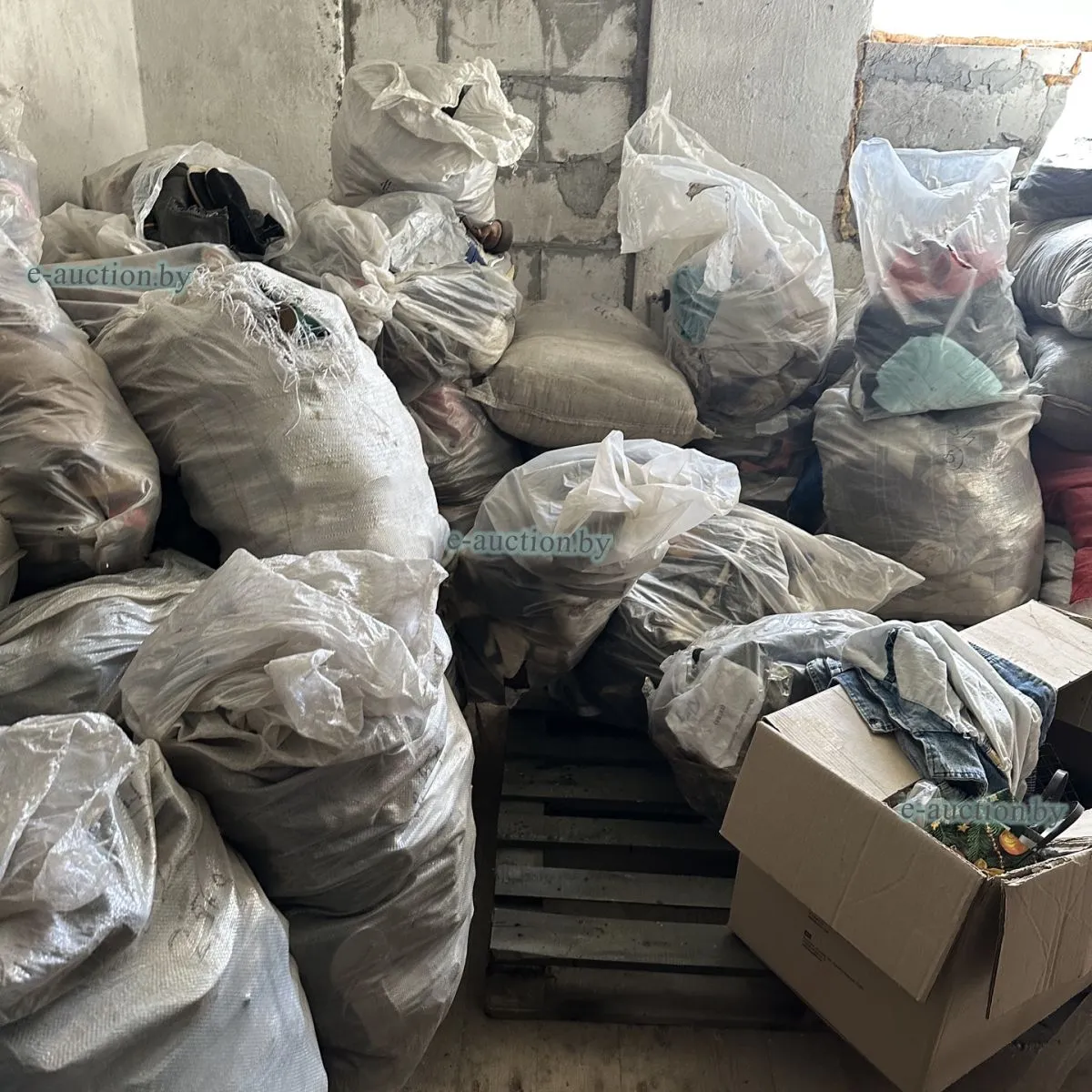 Сэконд-хэнд. Фото: e-auction.by