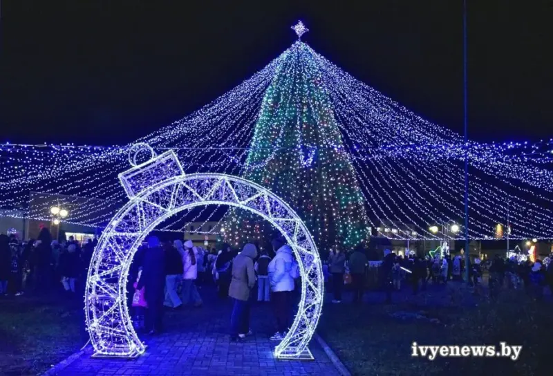 З падковамі, дамкамі і сняжынкамі. Як выглядаюць галоўныя ёлкі ў раённых цэнтрах рэгіёна