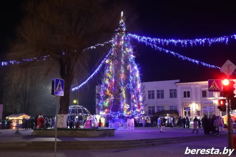 З падковамі, дамкамі і сняжынкамі. Як выглядаюць галоўныя ёлкі ў раённых цэнтрах рэгіёна