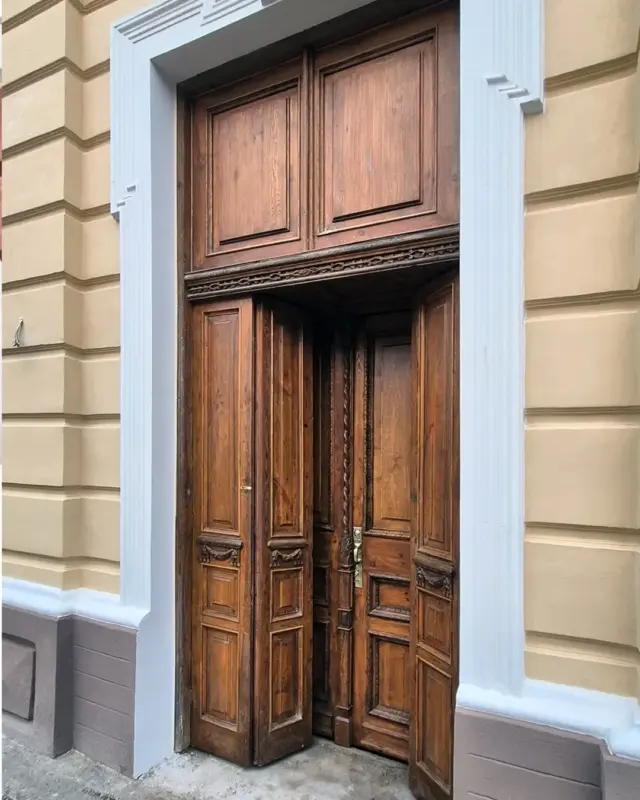 В бывшем кожвене на Василька восстановили старинные двери