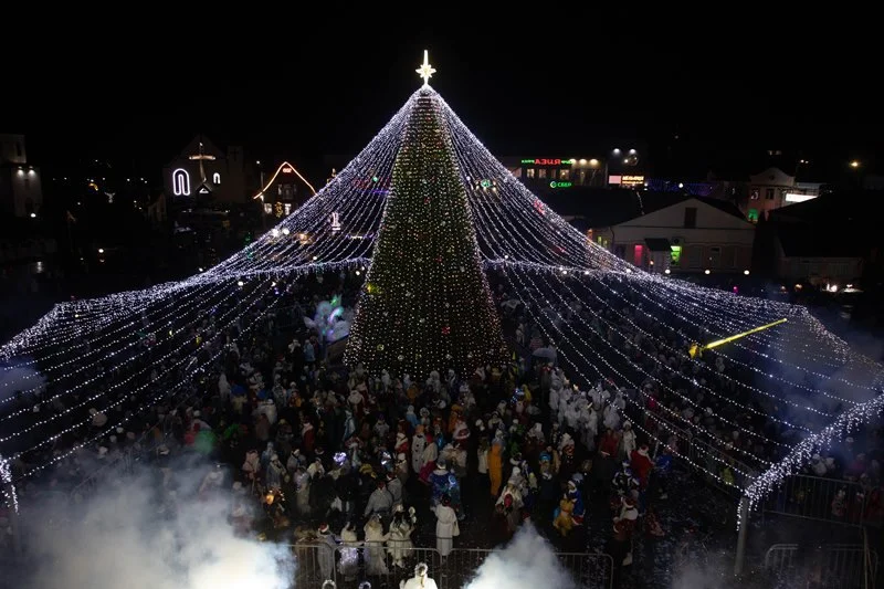 З падковамі, дамкамі і сняжынкамі. Як выглядаюць галоўныя ёлкі ў раённых цэнтрах рэгіёна