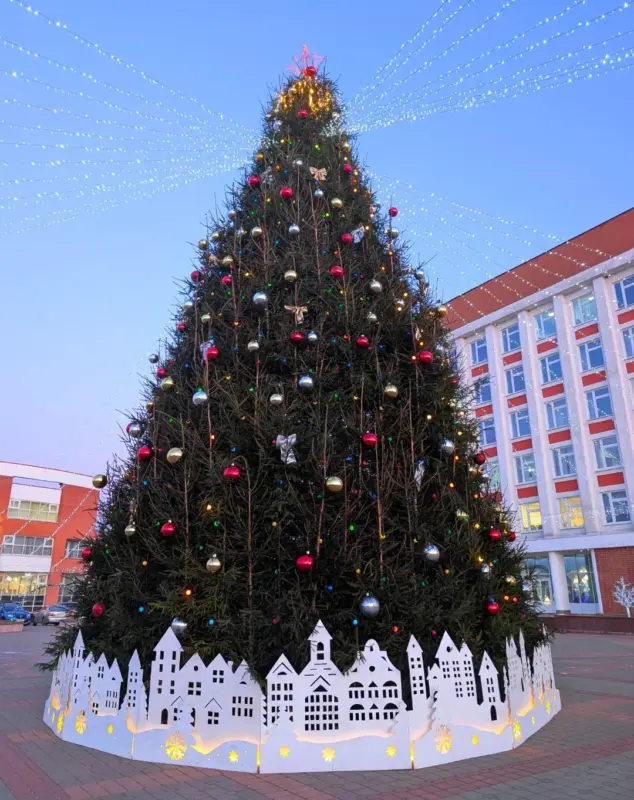 З падковамі, дамкамі і сняжынкамі. Як выглядаюць галоўныя ёлкі ў раённых цэнтрах рэгіёна