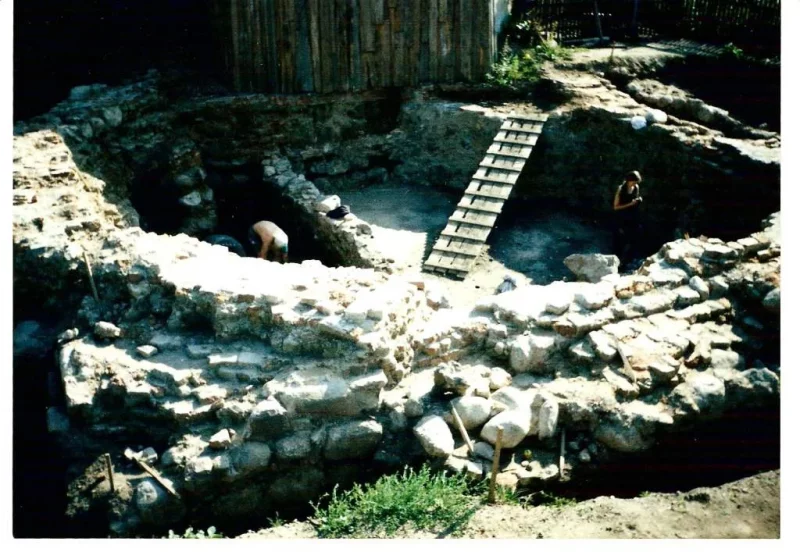 В Новогрудке археологи обнаружили фундамент XVIII века (обновлено)