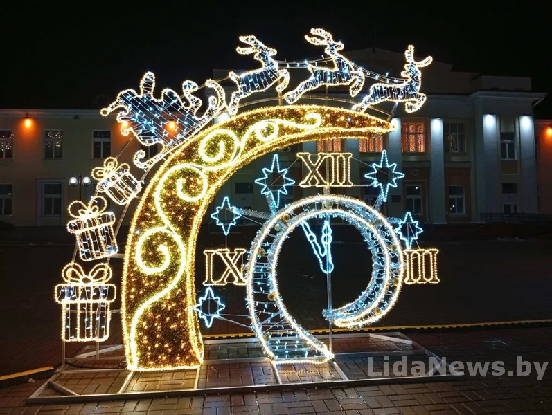 З падковамі, дамкамі і сняжынкамі. Як выглядаюць галоўныя ёлкі ў раённых цэнтрах рэгіёна