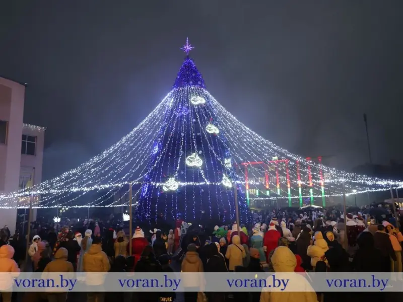 З падковамі, дамкамі і сняжынкамі. Як выглядаюць галоўныя ёлкі ў раённых цэнтрах рэгіёна