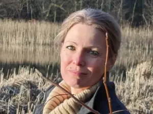 Белорусская ученая в 47 лет эмигрировала из-за позиции. Она оставила науку и ушла работать на фабрику Марина Шаптуренко. Фото героини