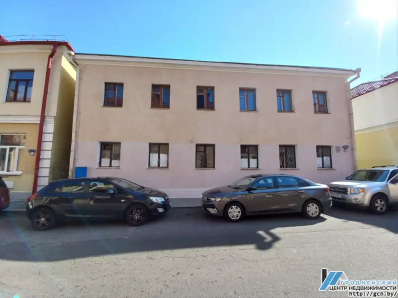 “Чамадан з вокнамі”. У цэнтры Гродна прадаюць старадаўні дом амаль за 620 тысяч рублёў: што з ім можна зрабіць