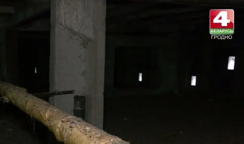 Голуби, дорожки и подъезд. В Мостах завершили капремонт дома, но жители жалуются на недоделки