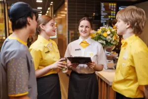 “Знак качества, комфорта и износостойкости”. Всех сотрудников Mak.by переобули в лидские кеды Мак бай форма