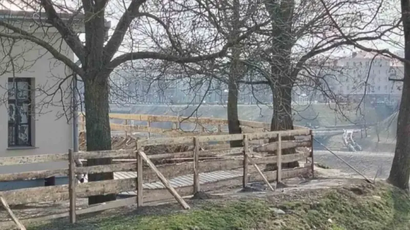 «Я патрабую кнігу скаргаў». Каля Новага замка ўладкуецца стыхійная аглядальная пляцоўка: не ўсе гродзенцы задаволеныя