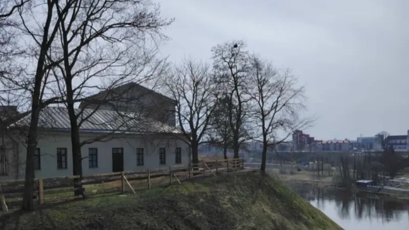 «Я патрабую кнігу скаргаў». Каля Новага замка ўладкуецца стыхійная аглядальная пляцоўка: не ўсе гродзенцы задаволеныя