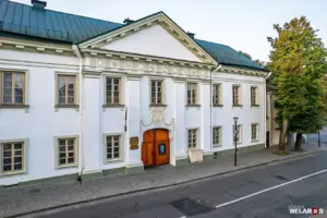 Гродненку поторопили в коридоре музея, чтоб та не увидела “неоплаченную экспозию”. Учреждение прокомментировало ситуацию  