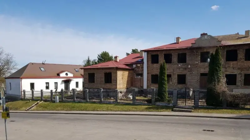 В Новогрудке частично разобрали старинный деревянный монастырь: реконструкция вызывает вопросы