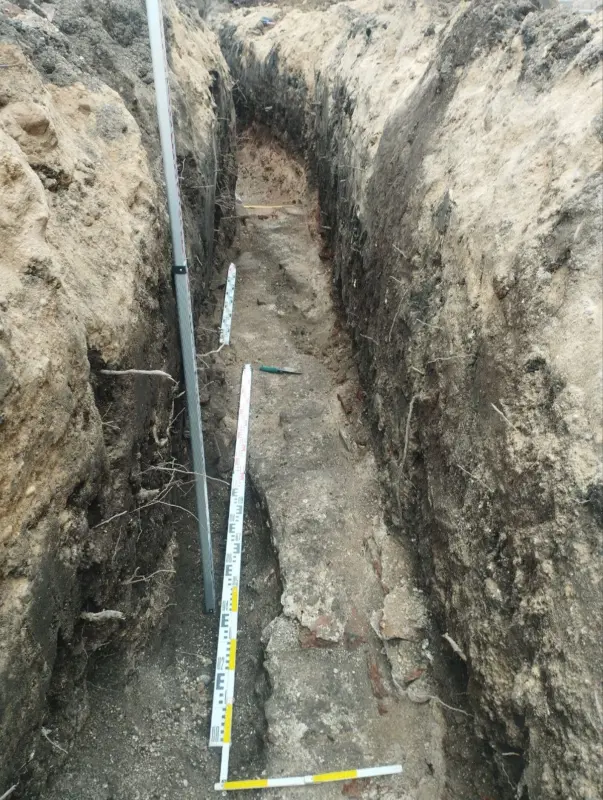 Около Нового замка нашли остатки стен XII века. Вот о чем это говорит