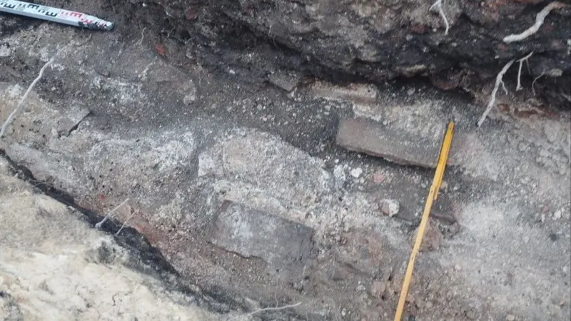 Около Нового замка нашли остатки стен XII века. Вот о чем это говорит археологи Новый замок