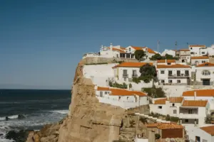 Деревня Азеняш-ду-Мар (Azenhas do Mar) в Португалии. Фото: Polina Kuzovkova, Unsplash+