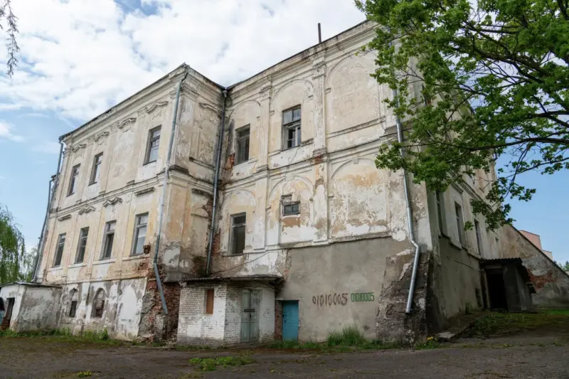 Дворец Радзивиллов в Дятлово продали за 90 рублей. Его купила девушка из России